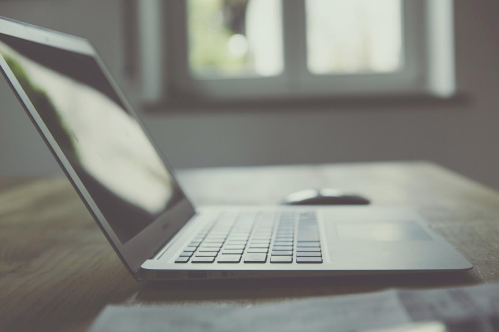 Séance de travail collaboratif avec graphiques financiers et tableaux d'analyse
