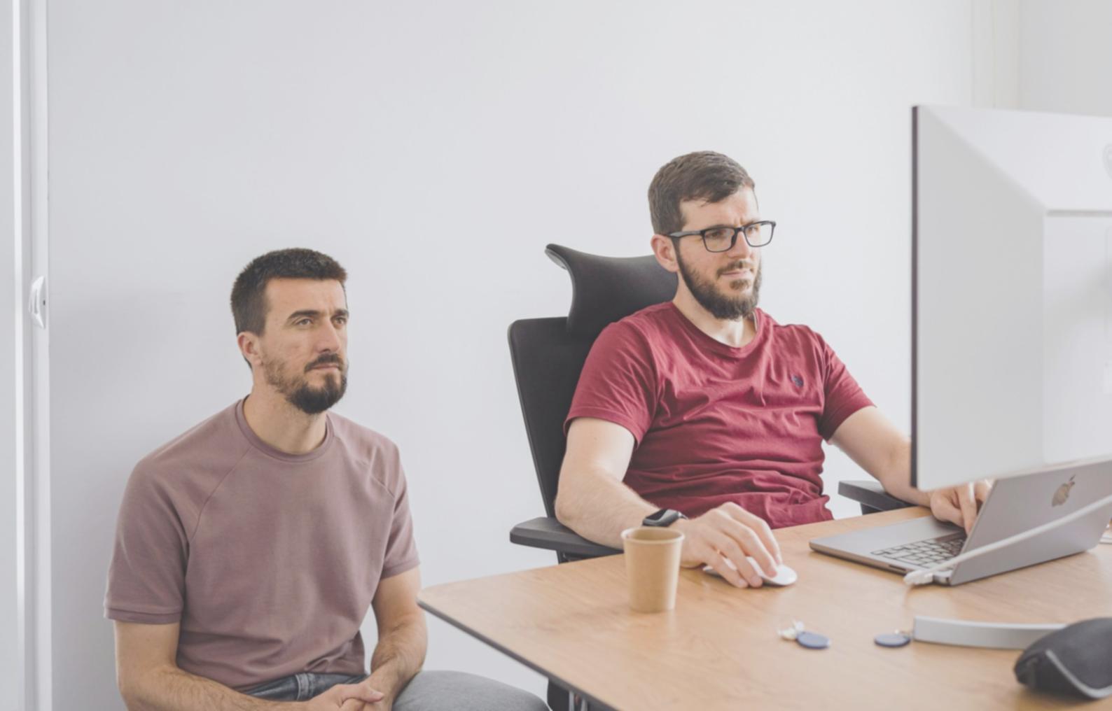 Professionnel analysant des données financières sur ordinateur